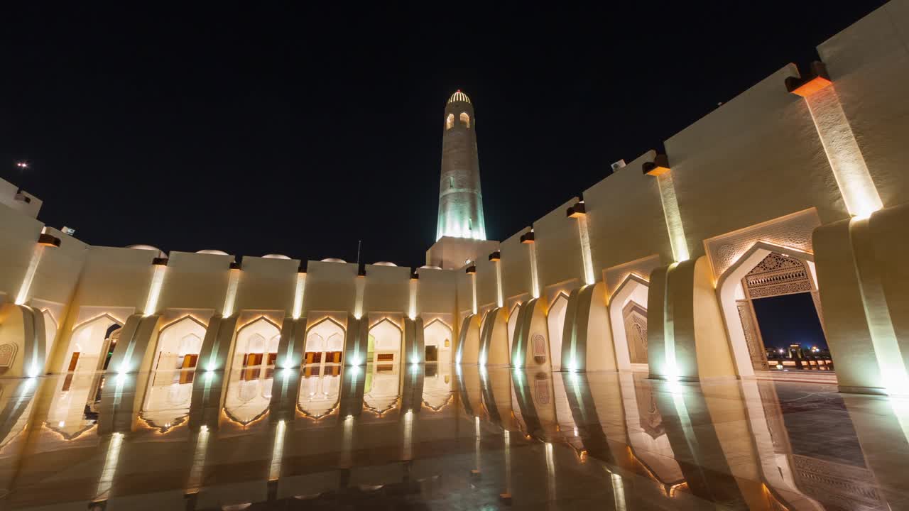 iluminación nocturna sala de la mezquita de la ciudad de doha panorama exterior 4k lapso de tiempo qatar