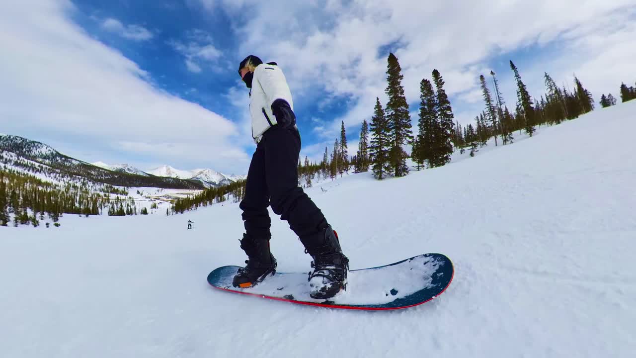 una toma épica de un snowboarder en una montaña en colorado