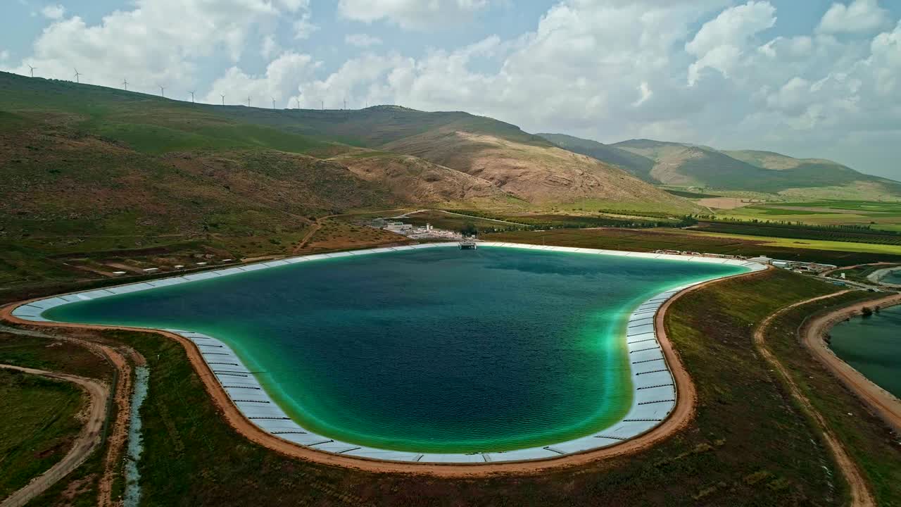 이스라엘 북부 에 있는 큰 저수지 의 공중 사진