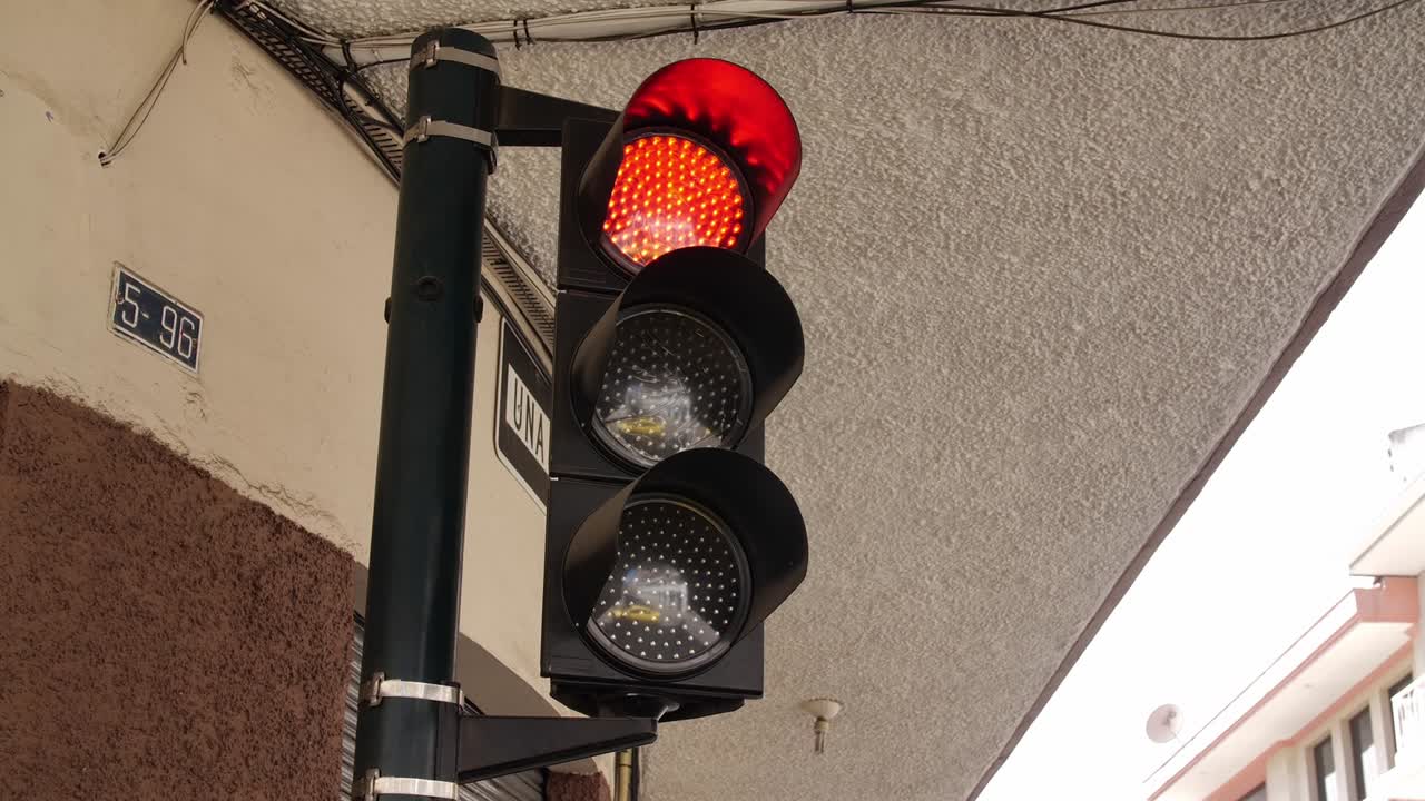 Traffic light goes from red to green