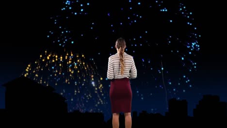 animación de fuegos artificiales sobre la vista trasera de una chica caucásica en fondo negro.