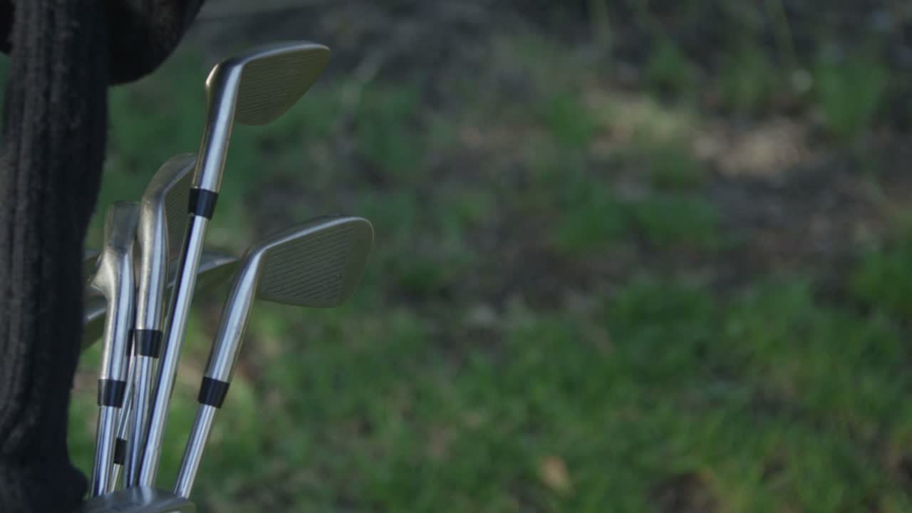 그의 가방에서 클럽을 당기는 골퍼의 근접 촬영