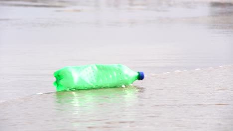 Botella-De-Plástico-En-La-Playa-En-Olas