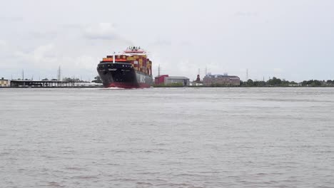 Un-Buque-Portacontenedores-Totalmente-Cargado-Maniobra-La-Gran-Curva-Del-Río-Mississippi-En-Nueva-Orleans,-Luisiana