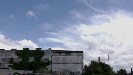 Una-Esquina-Del-Edificio-Con-Algunos-Arbustos-Y-El-Cielo