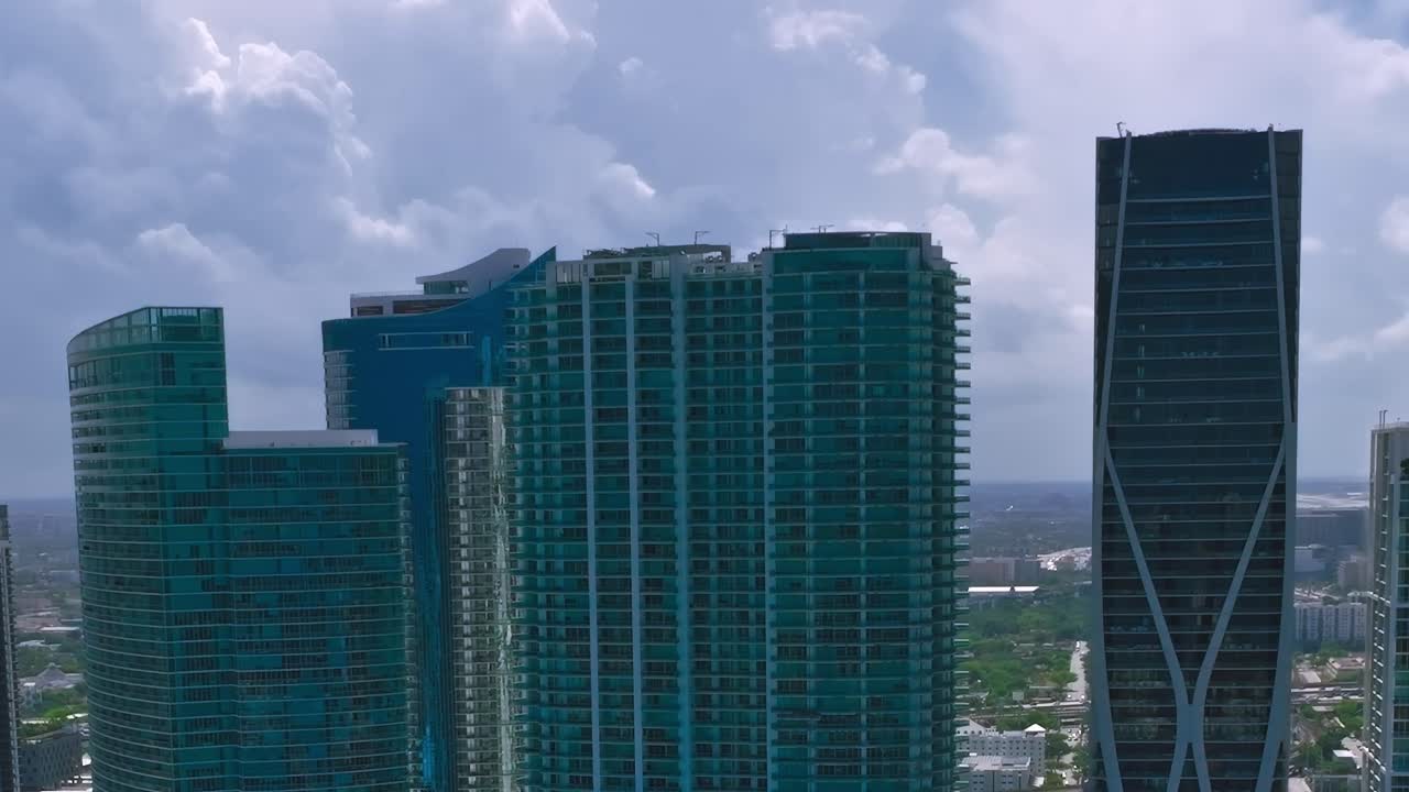 Vedute dall'alto degli edifici di Miami in una giornata di sole.