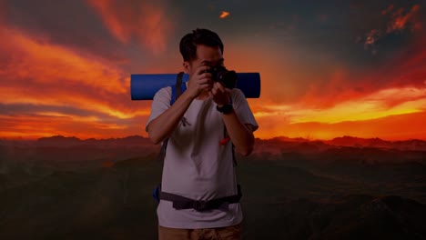 hombre tomando una foto de la puesta de sol de la montaña