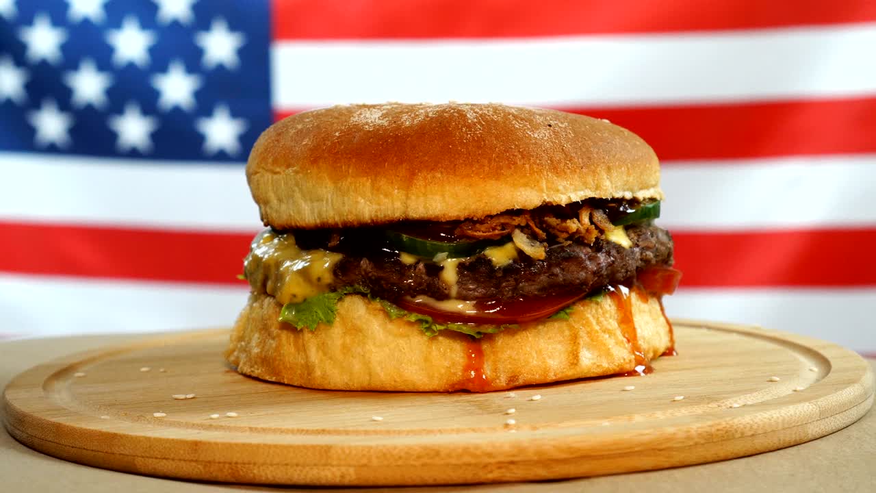 미국 발을 배경으로 회전하는 신선하고 맛있는 햄버거.