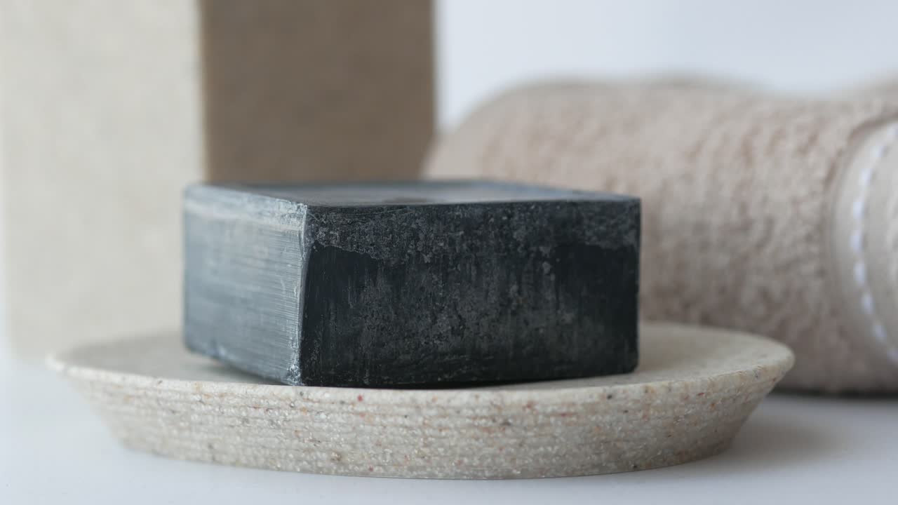 비누 접시에 검은 비누