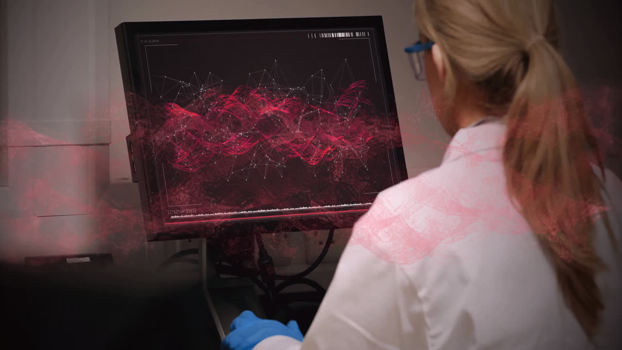 animación de procesamiento de datos sobre una científica caucásica que utiliza una computadora en un laboratorio