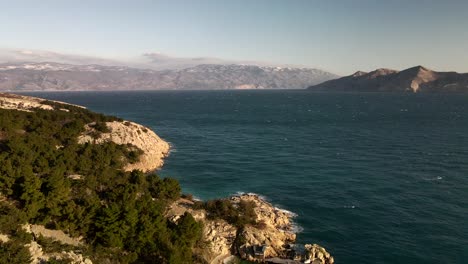 Disparo-De-Pedestal-Con-Drone-En-Croacia-Vista-Del-Paisaje-Mar-Adriático-En-Un-Día-Soleado-4k-60fps