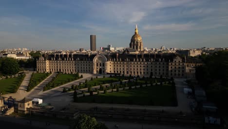 Les-Invalides-Con-La-Torre-Montparnasse-Al-Fondo,-Fachada-Norte-Del-Complejo,-París-En-Francia