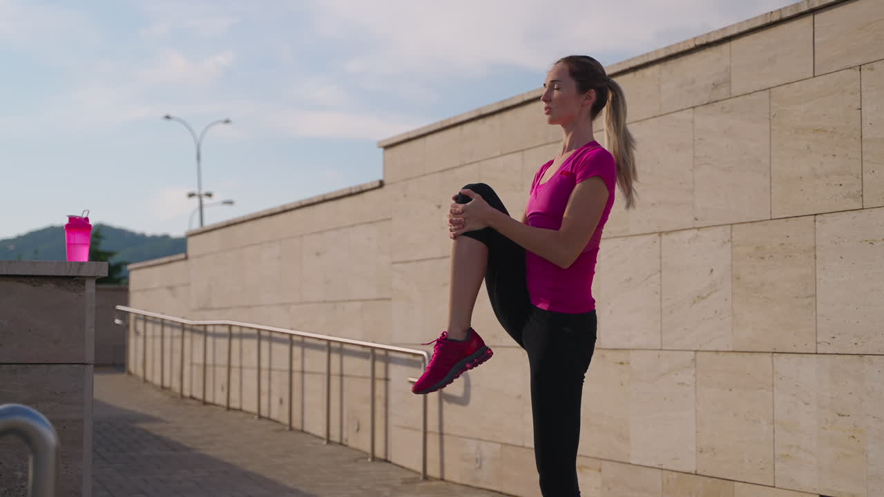 mujer estirándose al aire libre