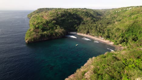 las olas rodando en la bahía de gamat en nusa penida, bali, indonesia