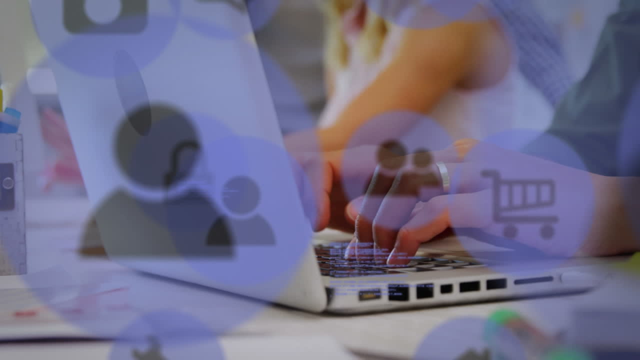 animación de iconos y lenguaje informático sobre manos recortadas de una mujer caucásica trabajando en una computadora portátil
