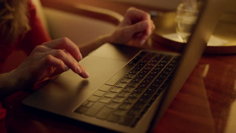 businesswoman concentrata sul lavoro laptop alla finestra dell'aereo. mani sul touchpad closeup