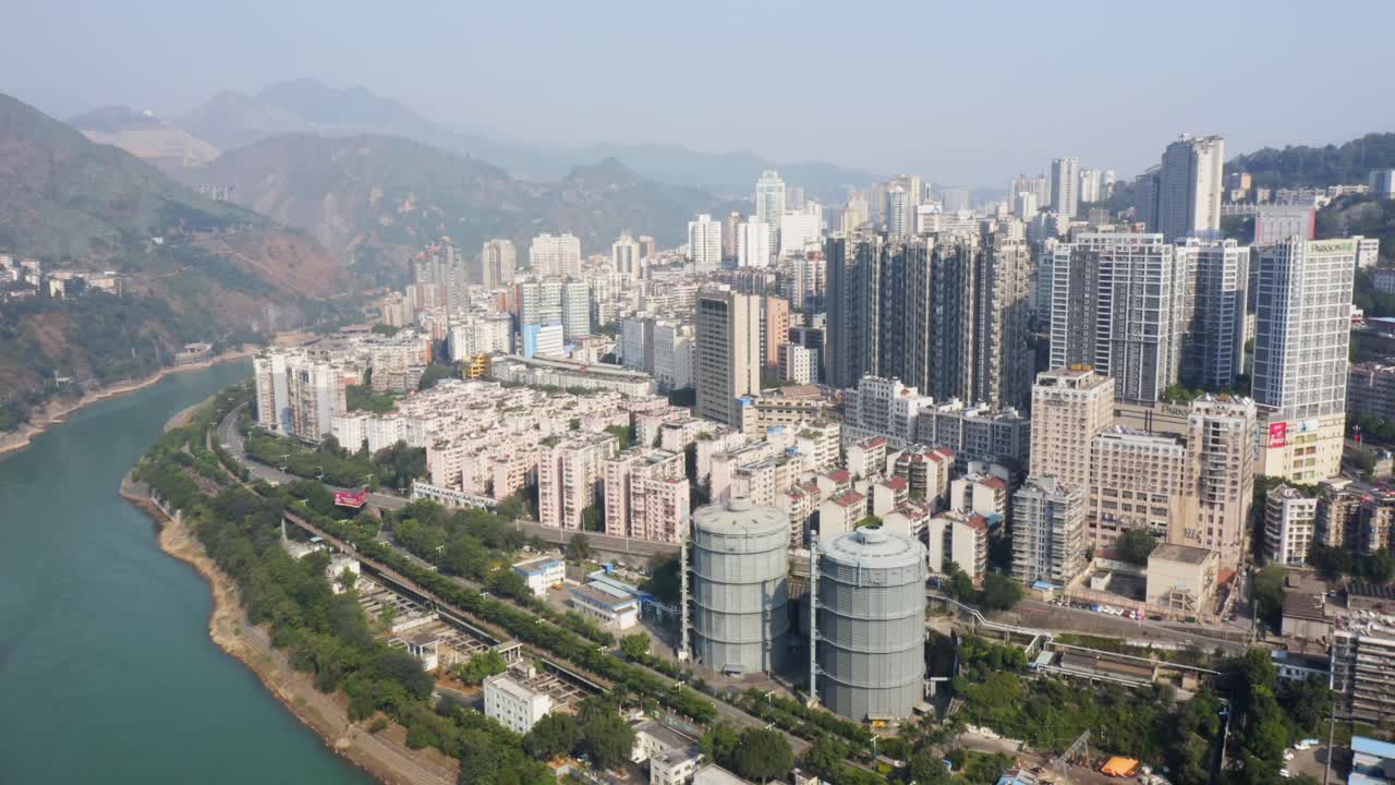 Imagem de drone de uma cidade industrial localizada no vale de Sichuan, China