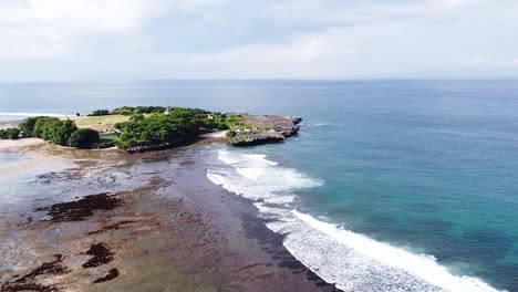 巴厘島努薩杜亞 (nusa dua) 的海灘,珊瑚礁和波浪的美麗無人機拍攝