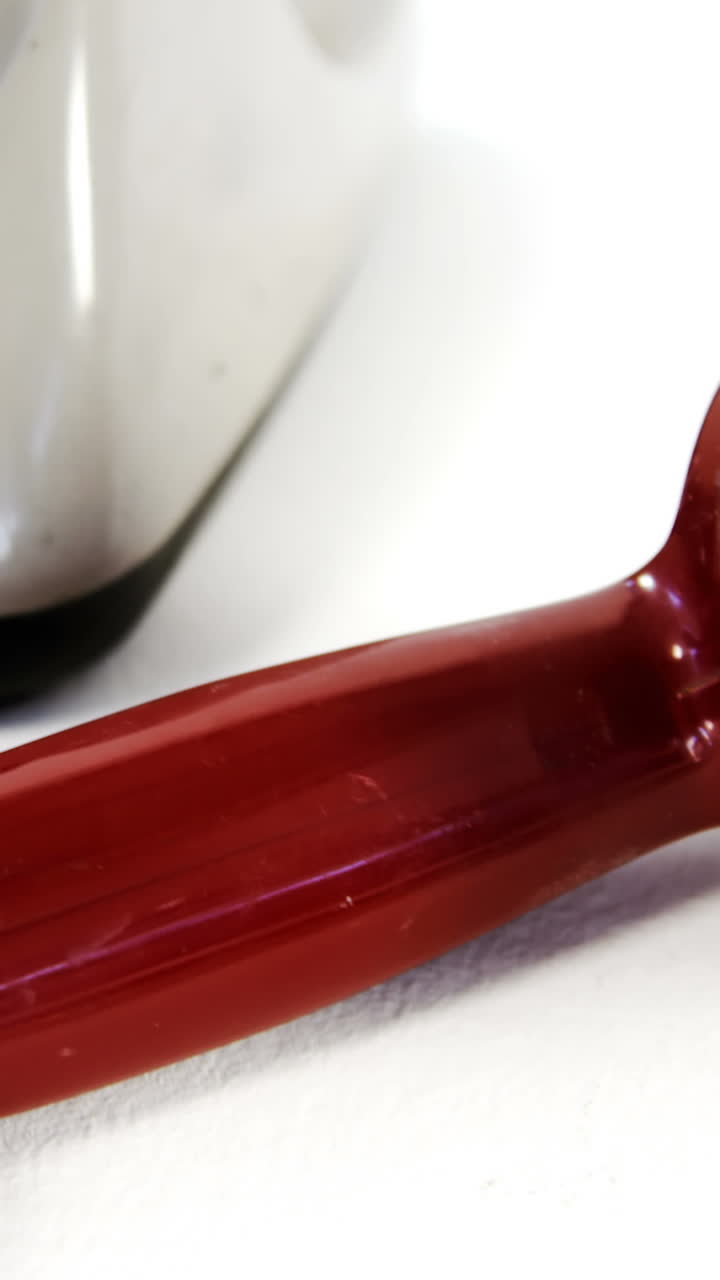 primer plano de un viejo teléfono y un teléfono inteligente