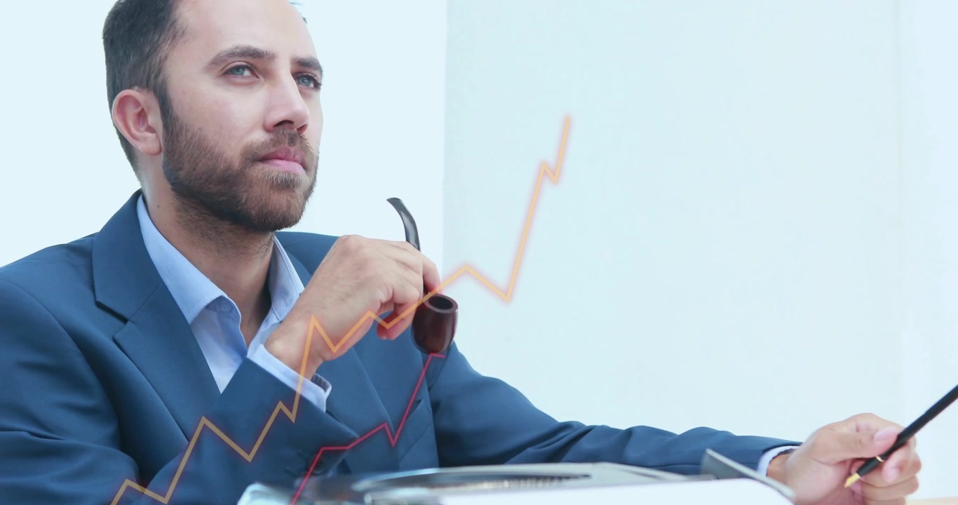 Homem escrevendo em bloco de notas, iniciando gráficos financeiros sobre o tronco, segurando cachimbo e analisando o mercado