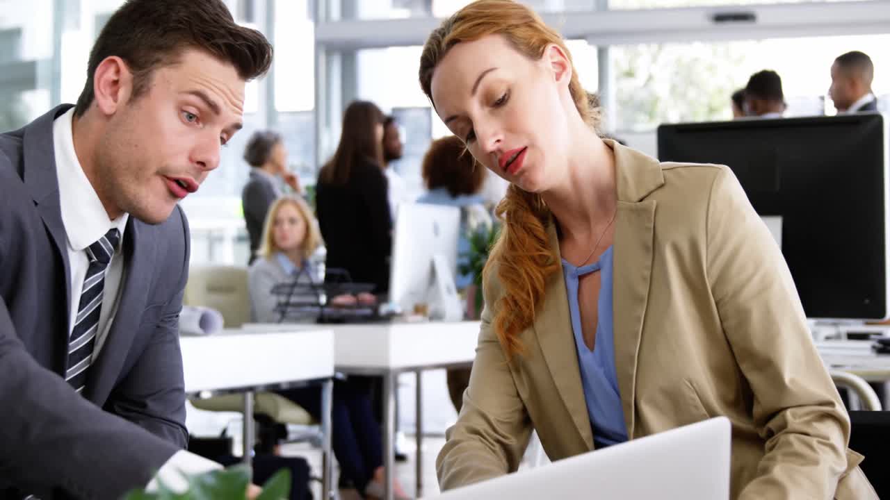 사업가 들 이 노트북 을 통해 토론 하고 있다