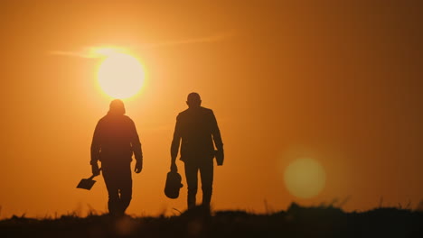 los agricultores caminando al atardecer