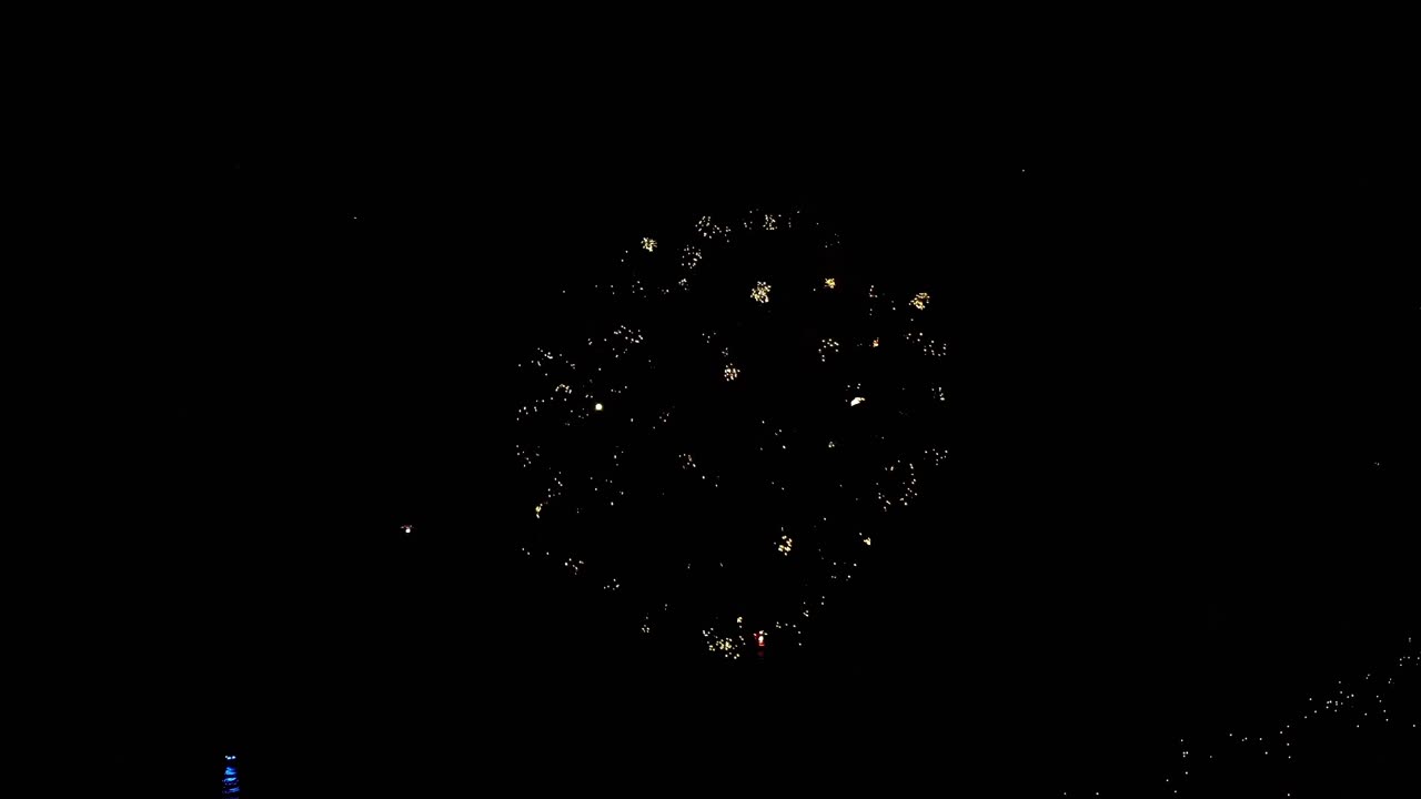 7월 4일 드론으로 촬영된 이 영상은 마이애미 해변의 화려한 불꽃놀이를 보여준다.