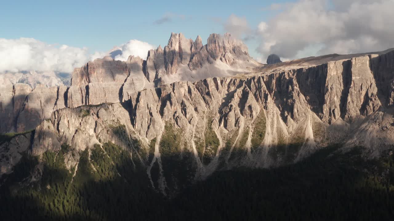 Vista aerea della montagna Croda da Lago in una giornata soleggiata e nuvolosa, Dolomiti, Italia.