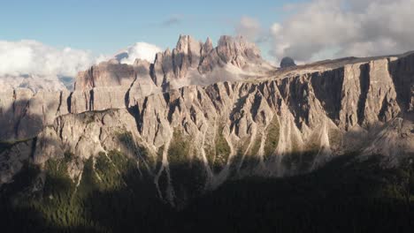 Vista-Aérea-De-La-Montaña-Croda-Da-Lago-En-Un-Soleado-Día-Nublado,-Dolomitas,-Italia