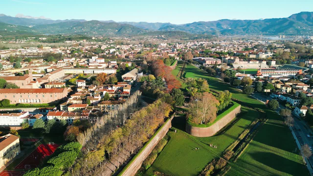 vista a vista de pájaro de la ciudad de lucca en la toscana, italia conocida por las paredes de lucca