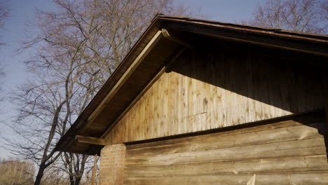 Vista-Cercana-De-Un-Cobertizo-De-Madera-En-El-Campo