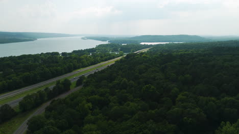 Recorrido-Panorámico-Junto-Al-Río-Arkansas,-Panorámica-Aérea,-Densos-Bosques