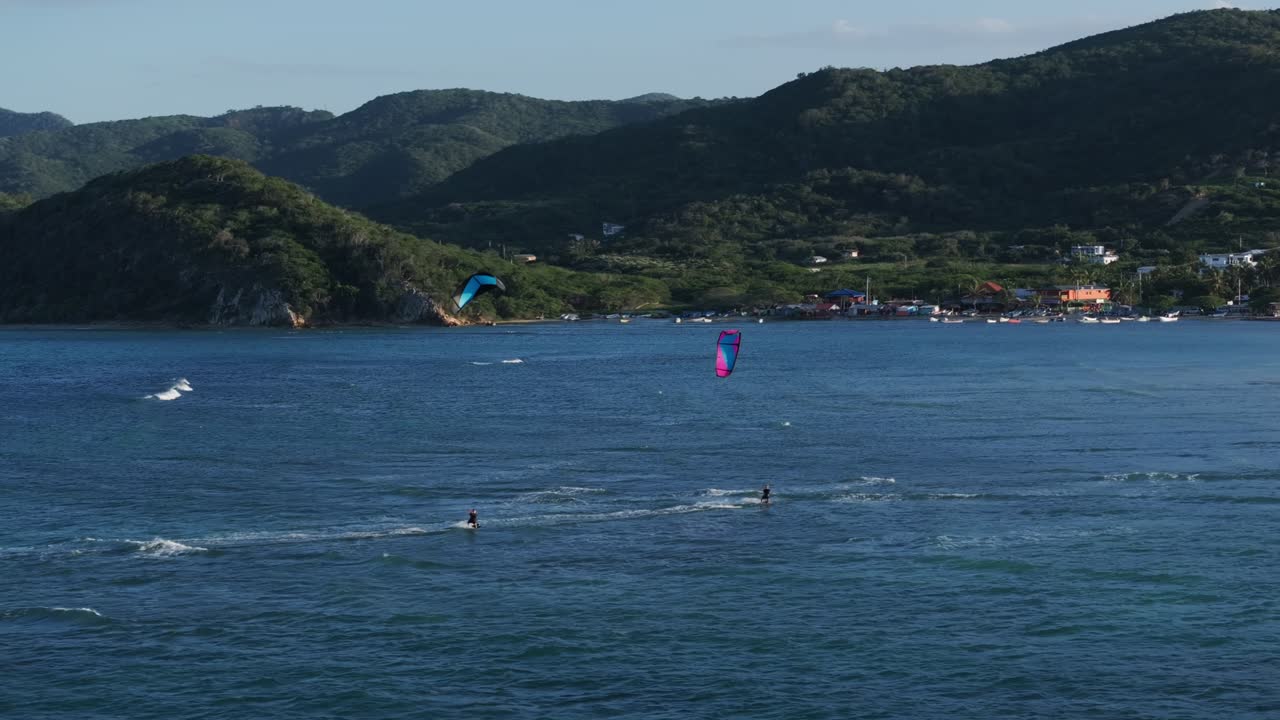 열대 만 에서 카이트보드 를 타는 것