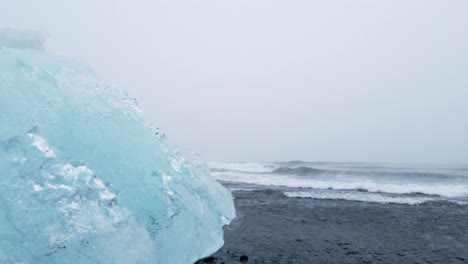 Gran-Trozo-De-Hielo-Arrastrado-A-La-Orilla-De-La-Playa-Negra-De-Breidamerkursandur---Playa-De-Diamantes-En-El-Sur-De-Islandia