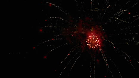 antena en cámara lenta de fuegos artificiales sobre un pequeño pueblo