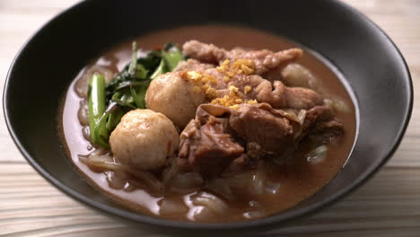 Rice-noodle-soup-with-Stewed-pork