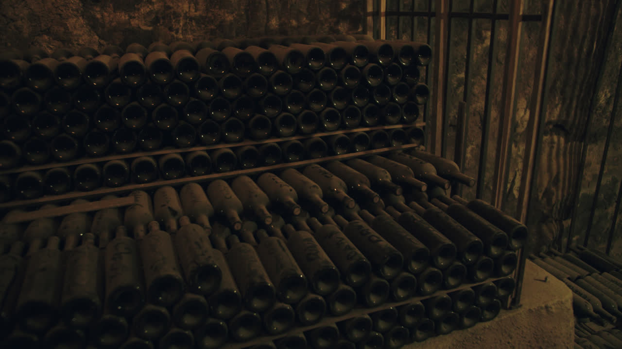 스페인 부르고스의 지하철 컨테이너에 쌓인 와인 병의 아름다운