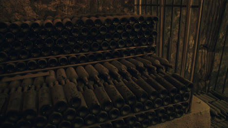 hermosa toma de botellas de vino apiladas en un contenedor del metro en burgos, españa con los luz