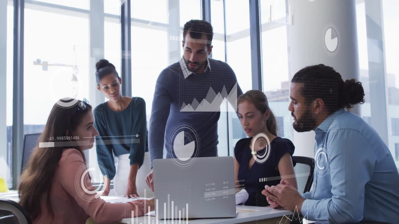 animación de procesamiento de datos y diagramas sobre diversos colegas discutiendo el trabajo en la oficina