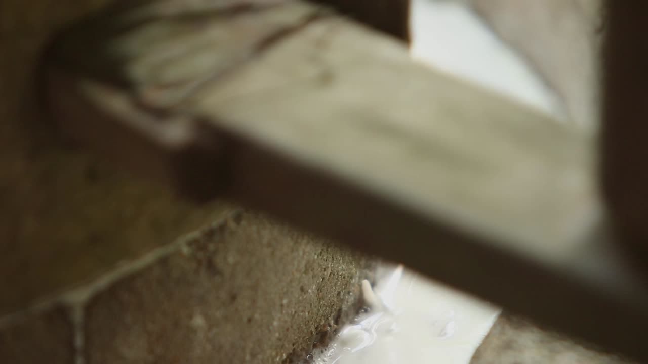 piedra de molino y harina de arroz tradicional haciendo harina de arroz