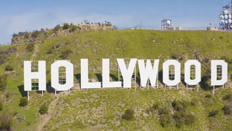 Schöner-Flug-über-Hollywood-Schild-Mit-Schneebedeckten-Bergen-In-Los-Angeles