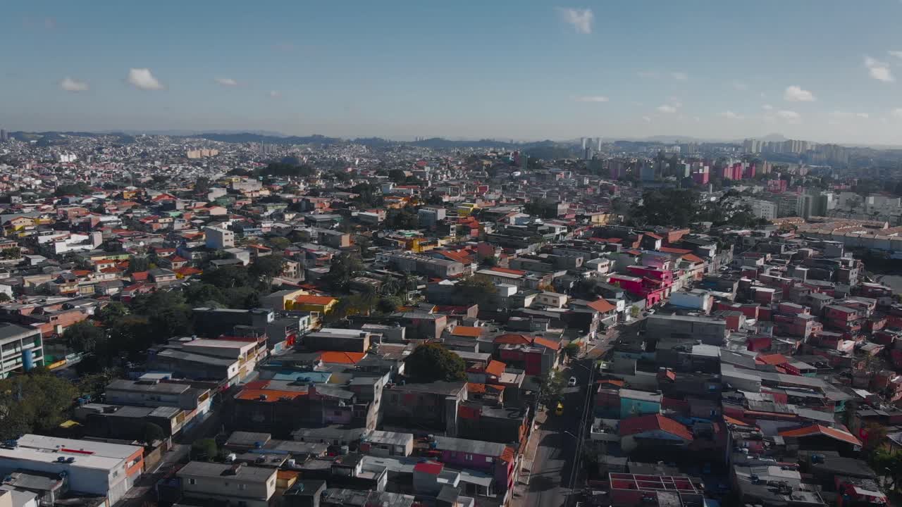imagen del paisaje aéreo - volando sobre los barrios marginales en el distrito de capão redondo, ciudad de são paulo en brasil