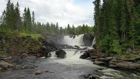 La-Cascada-Ristafallet-En-La-Parte-Occidental-De-Jamtland-Está-Catalogada-Como-Una-De-Las-Cascadas-Más-Hermosas-De-Suecia.