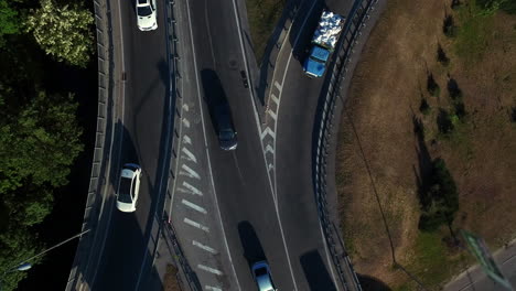 Conducción-De-Automóviles-En-Un-Cruce-De-Carreteras.-Vista-Superior-Desde-El-Movimiento-Del-Vehículo-Teledirigido-En-El-Cruce-De-Autopistas