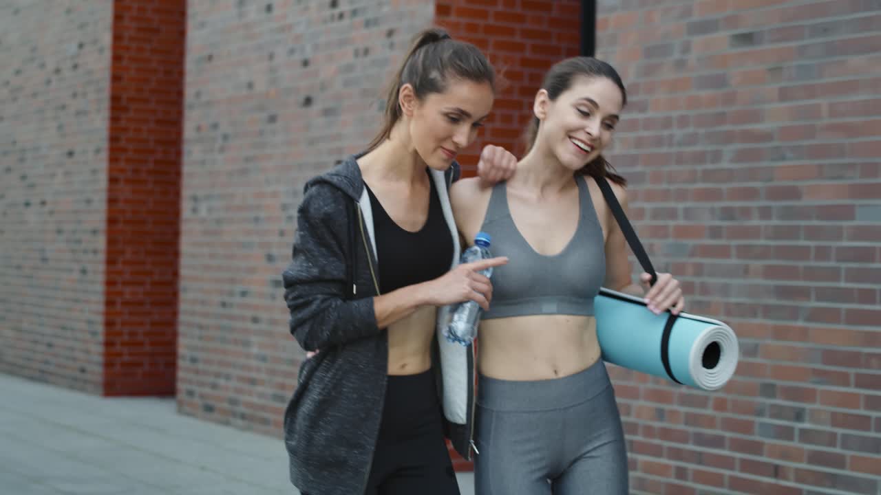 video de dos mujeres volviendo del entrenamiento y hablando