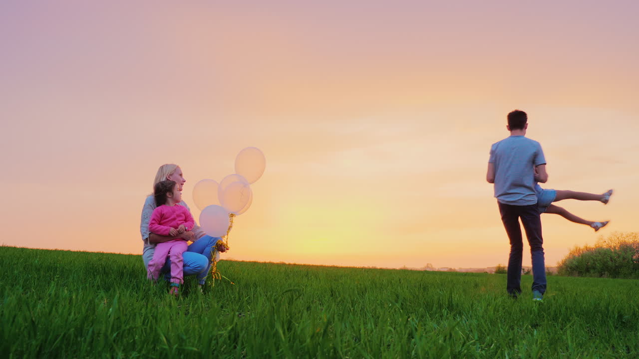 일몰 때 함께 노는 두 소녀의 행복한 아버지