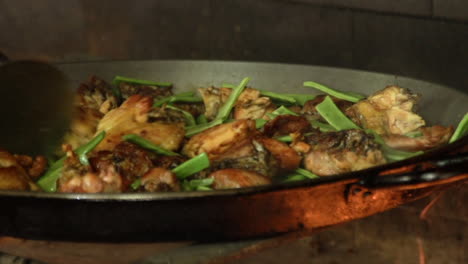 auténtica y tradicional paella española cocinada con leña ardiente en barraca, valencia