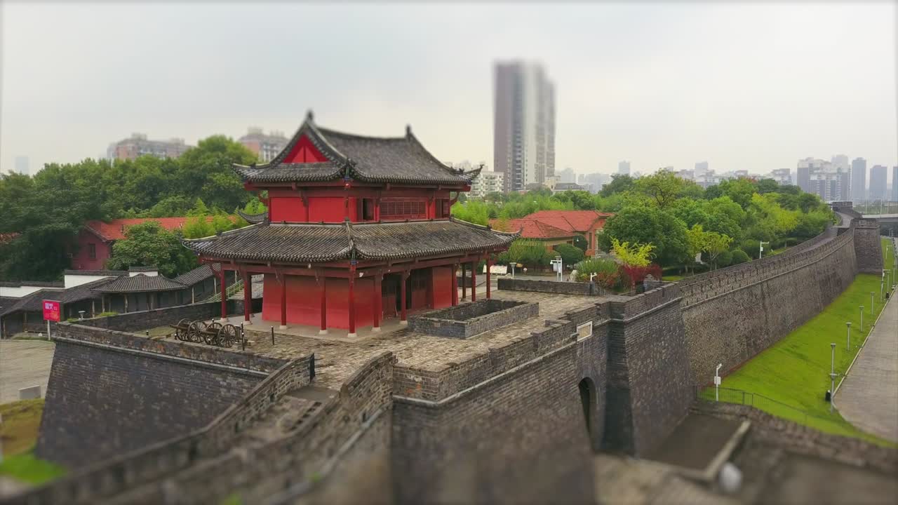 wuhan ciudad hora del día famoso fuerte templo qiyimen panorama aéreo 4k tilt shift china