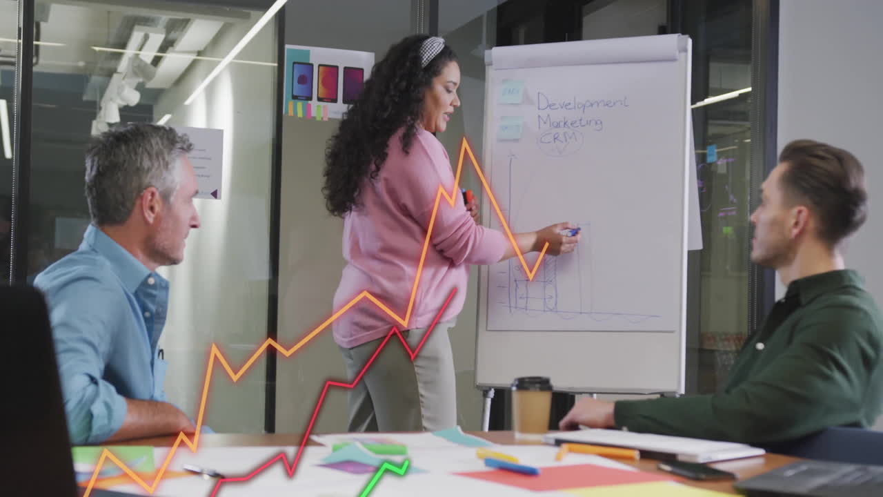 animación del procesamiento de datos financieros sobre diversas personas de negocios en la oficina