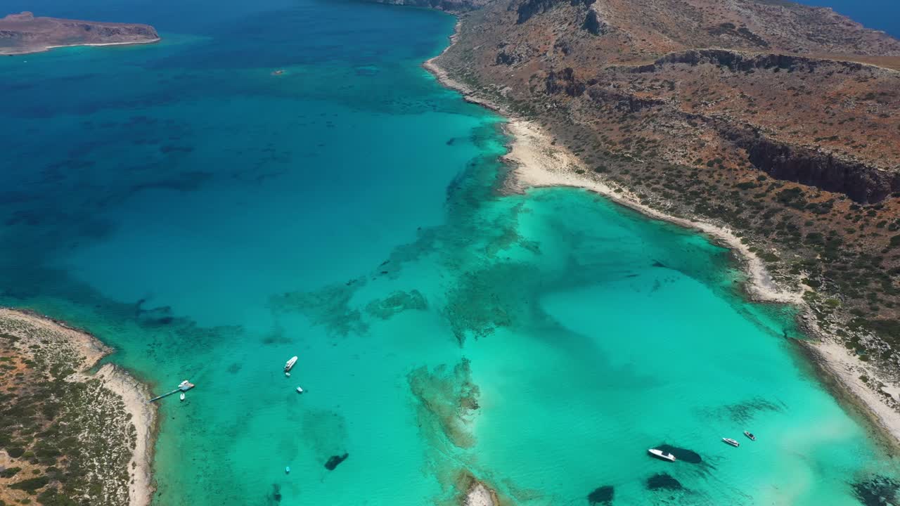 panorámica aérea y revelando la playa y la laguna de balos con agua turquesa, montañas y acantilados en creta, grecia
